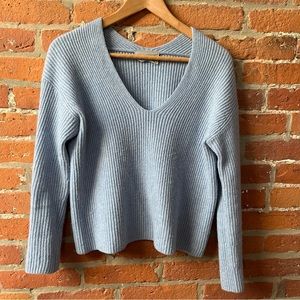 Everlane 100% cashmere rib v-neck sweater in blue, small